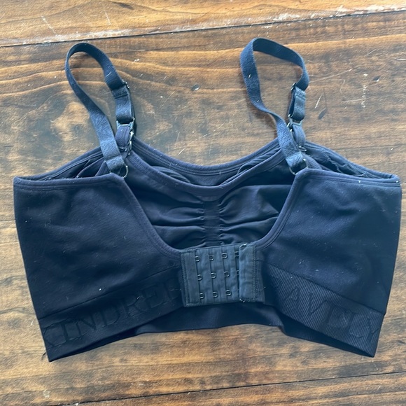 Sublime® Hands-Free Pumping & Nursing Bra - Picture 2 of 5